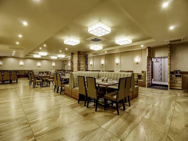 Capital O 28086 Sindhura Grand Hotel Hyderabad Exterior photo