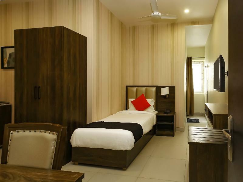 Capital O 28086 Sindhura Grand Hotel Hyderabad Exterior photo