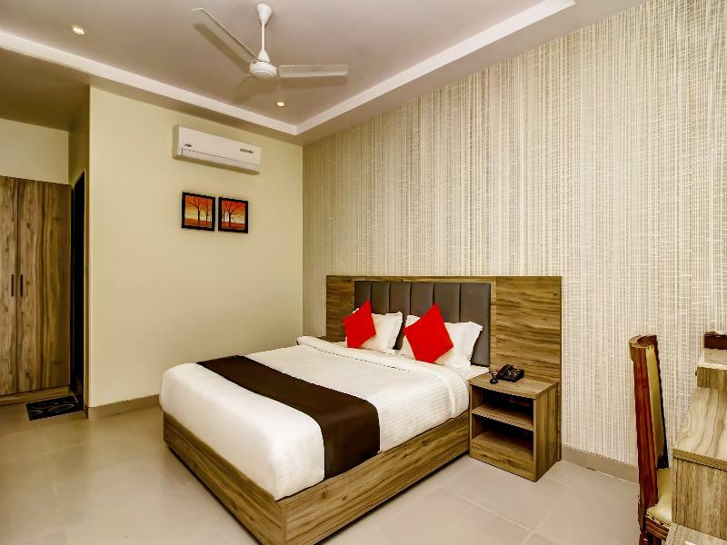 Capital O 28086 Sindhura Grand Hotel Hyderabad Exterior photo