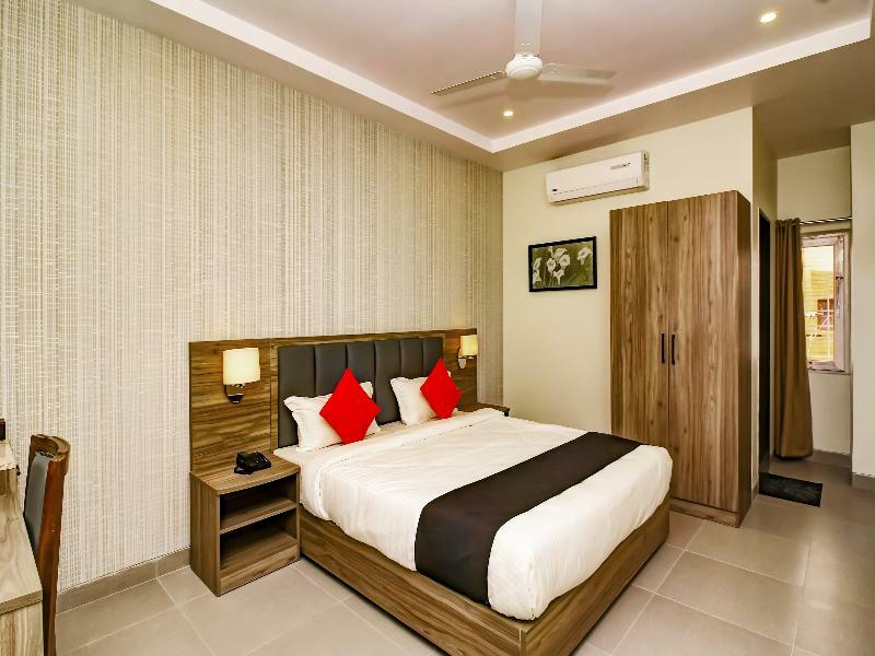 Capital O 28086 Sindhura Grand Hotel Hyderabad Exterior photo