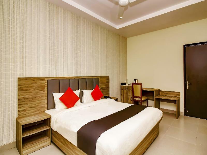 Capital O 28086 Sindhura Grand Hotel Hyderabad Exterior photo
