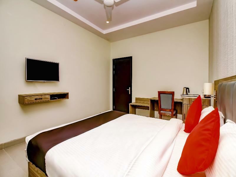 Capital O 28086 Sindhura Grand Hotel Hyderabad Exterior photo