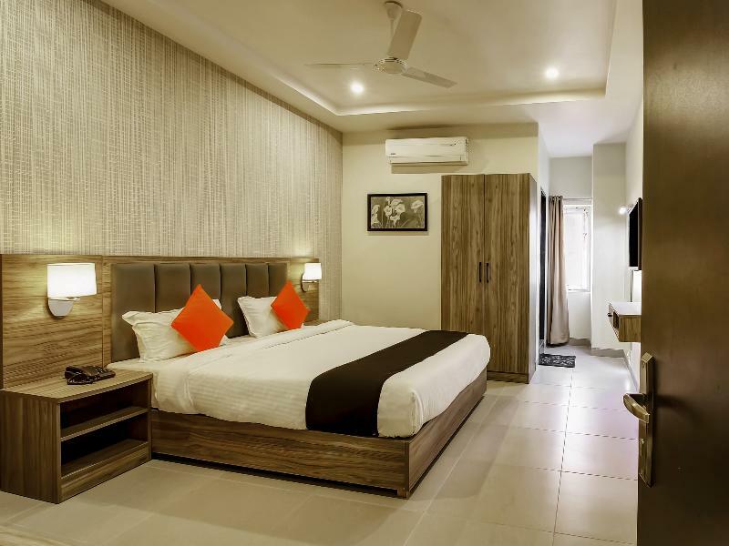 Capital O 28086 Sindhura Grand Hotel Hyderabad Exterior photo