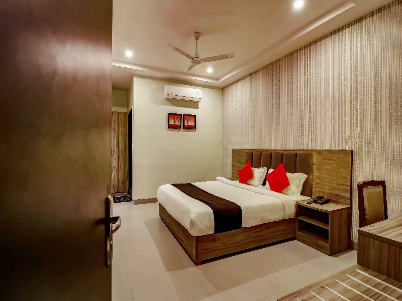 Capital O 28086 Sindhura Grand Hotel Hyderabad Exterior photo